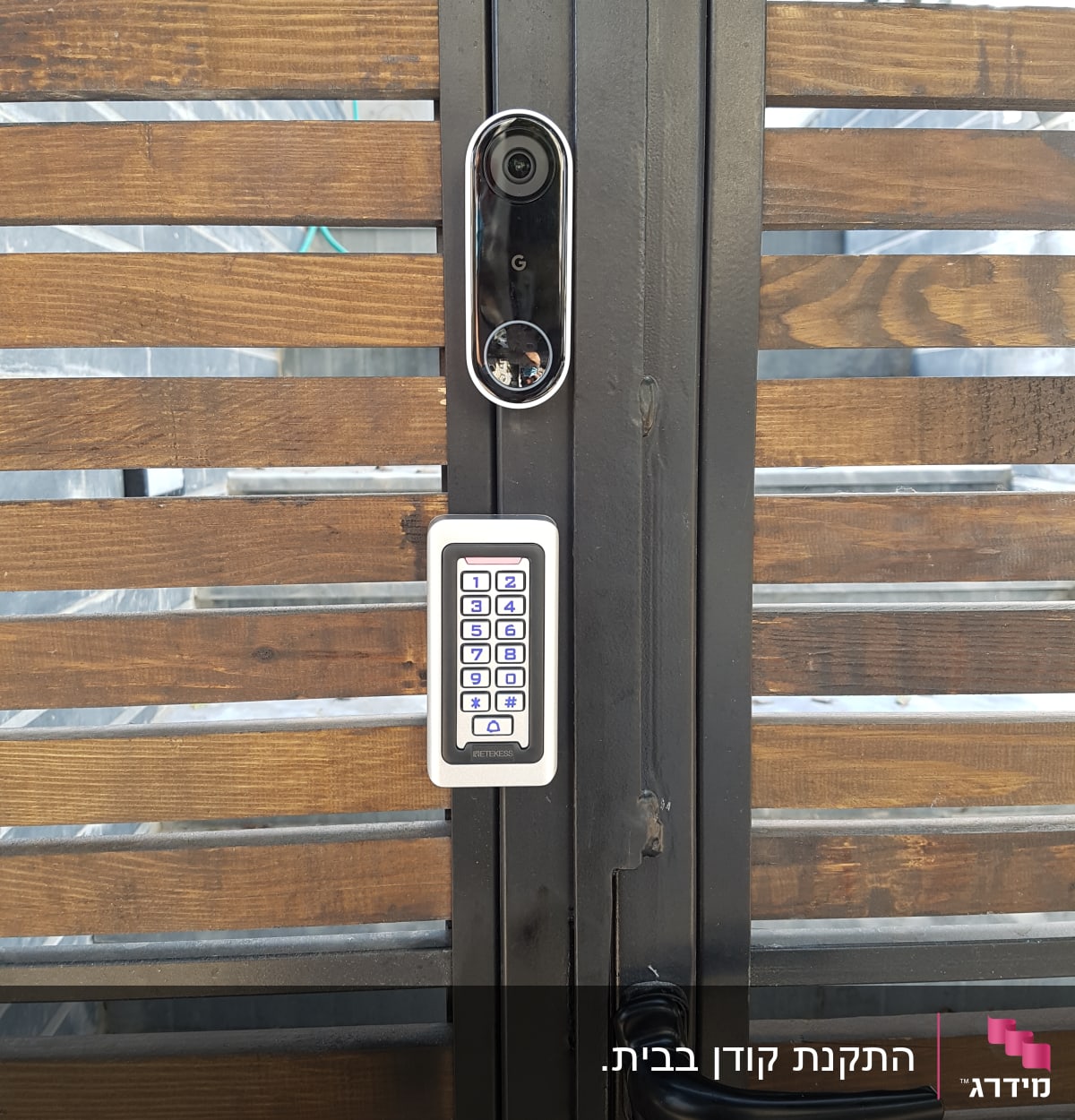 מערכת אינטרקום עם מצלמה ומקלדת על שער עץ